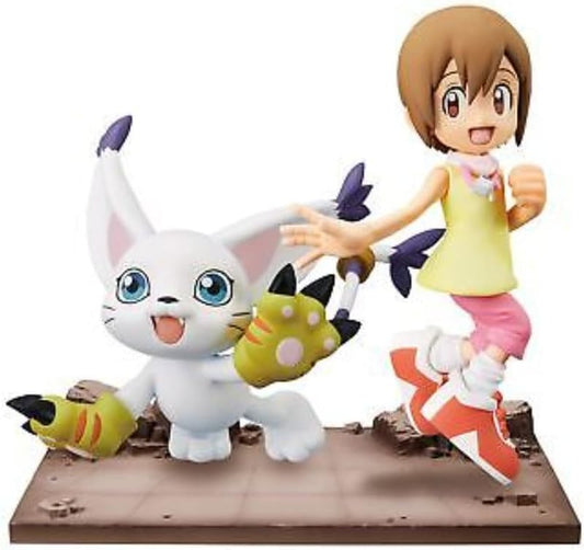 The Bandai Namco Banpresto Digimon Adventure DXF Adventure Archives Hikari & Tailmon features a detailed, non-articulated figurine of Hikari in motion beside Tailmon, both captured mid-run and displayed on a brown base.