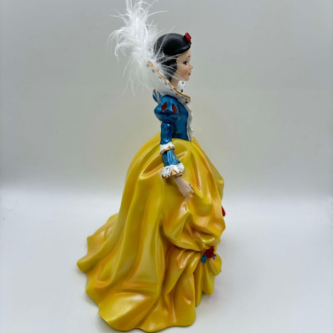 PAINT DEFECT - Disney Showcase Snow White Rococo Figurine