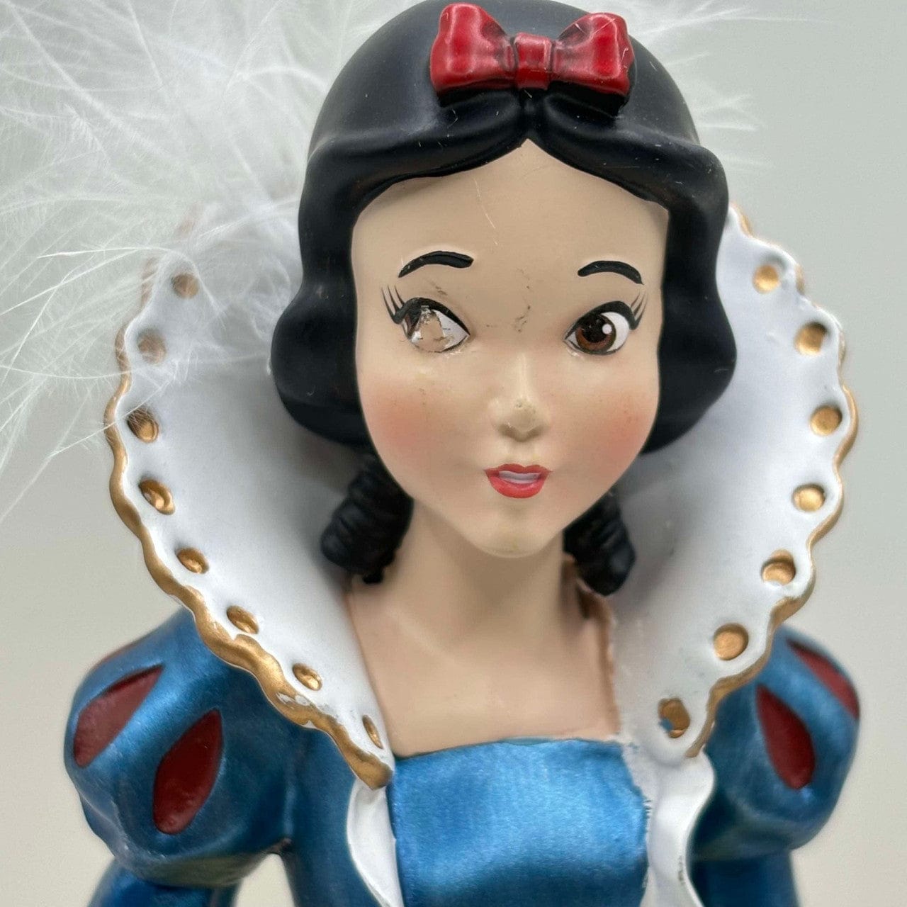 PAINT DEFECT - Disney Showcase Snow White Rococo Figurine